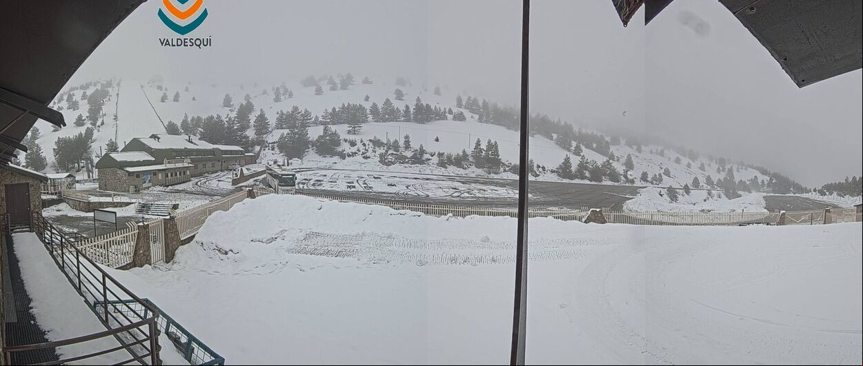 Valdesquí cumple 90 días de temporada de esquí con una intensa nevada