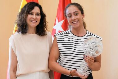 La esquiadora paralímpica Audrey Pascual es recibida por Isabel Díaz Ayuso