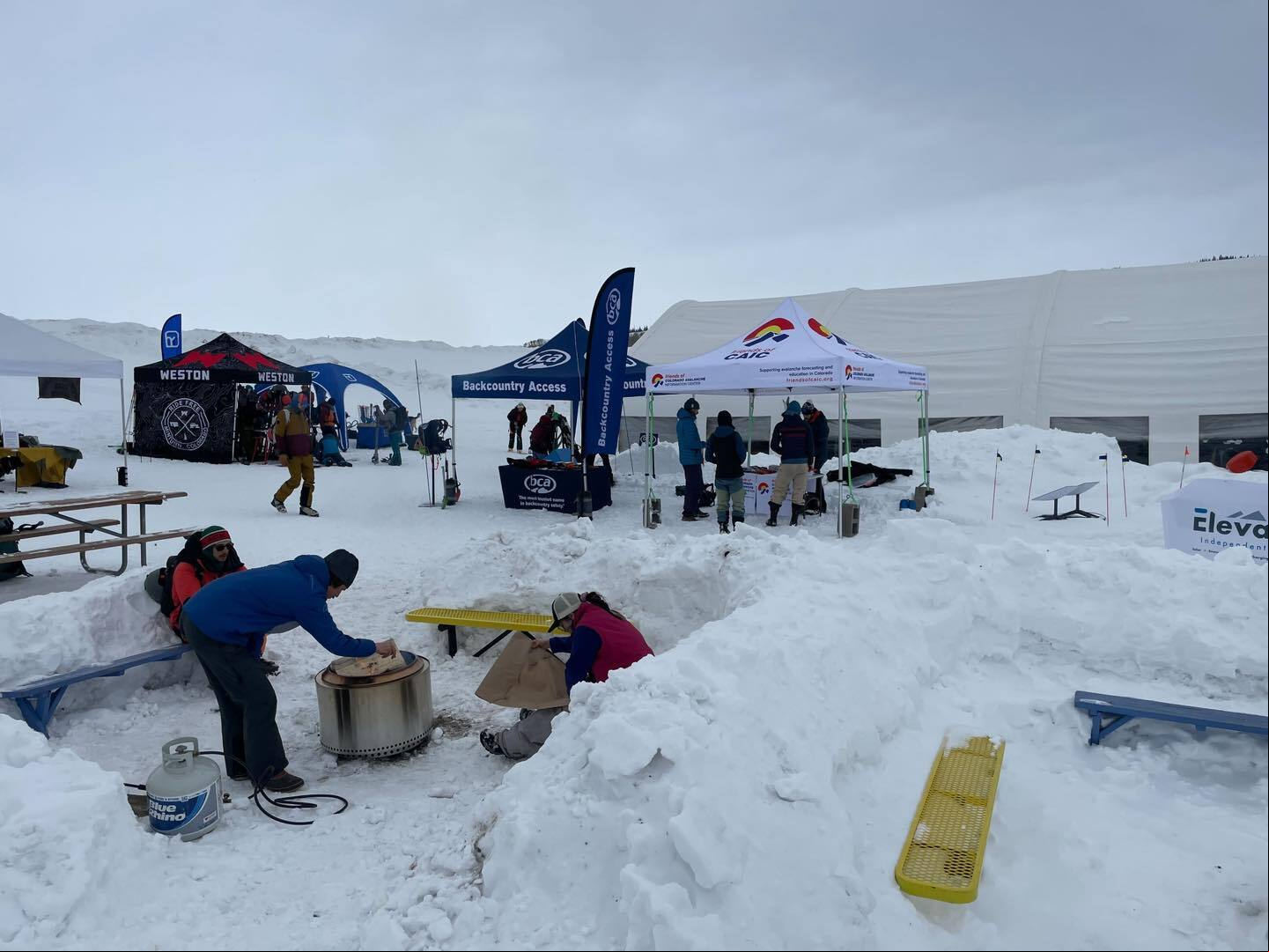 Esquiadores en Bluebird Backcountry