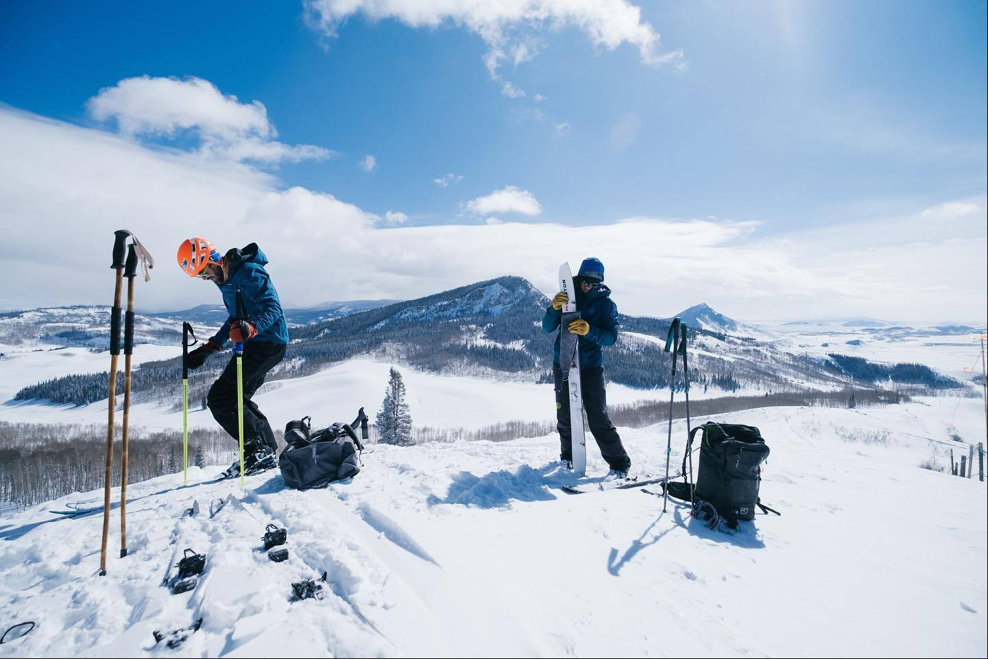 Esquiadores en Bluebird Backcountry