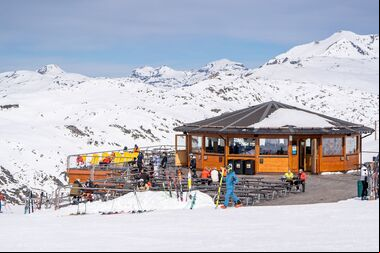 Las nevadas y el sol traen el terraceo a las pistas de esquí de Baqueira Beret