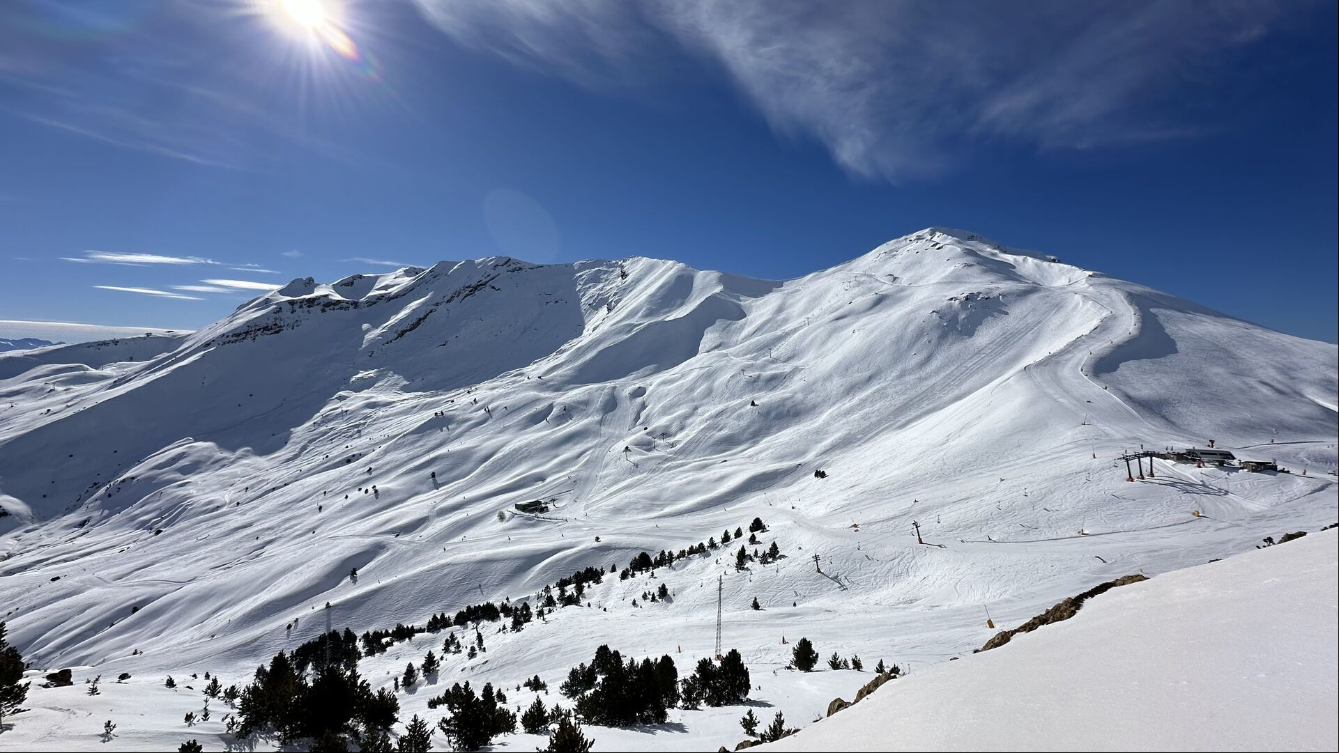 Montañas nevadas dentro de la estación de esquí de Cerler
