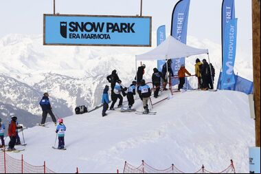 Turno para la competición de Freestyle esquí y snowboard en Baqueira